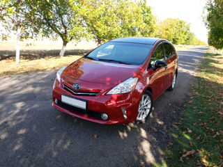 Toyota Prius v foto 1