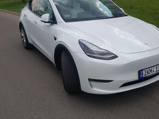 Tesla Model Y foto 1