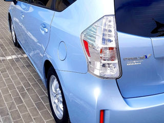 Toyota Prius v foto 3