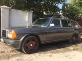 Mercedes Series (W123) foto 1