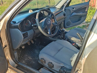 Nissan Almera foto 5