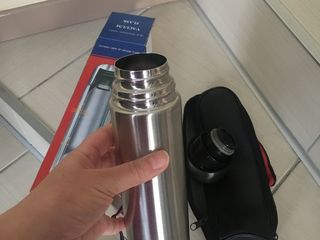 Termos cu capacitatea de 0,5 l, folosit, e comod pentru că este din inox și băutura va fi ferită de foto 3