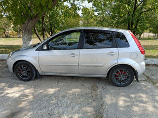 Ford Fiesta foto 1