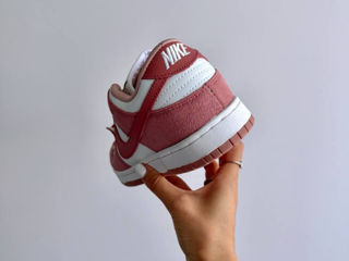 Nike SB Dunk Low Pink Suede foto 5