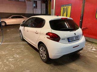 Peugeot 208 foto 2