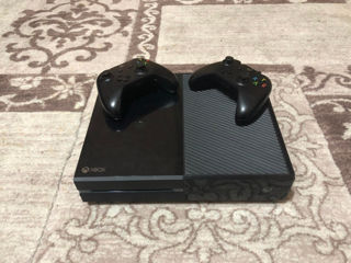 Vând consolă ,, Xbox One " cu 2 controlăre