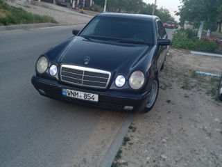 Mercedes E-Class foto 1