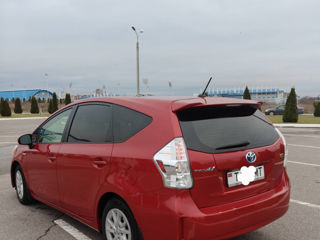 Toyota Prius v foto 3