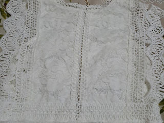 Нежное белое платье с кружевной отделкой и тюлем foto 2