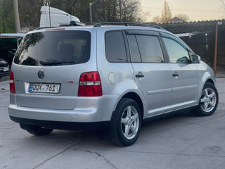 Volkswagen Touran foto 2