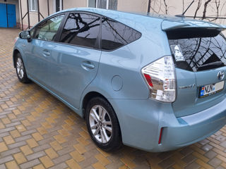 Toyota Prius v foto 2