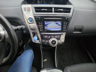 Toyota Prius v foto 9