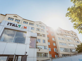 Apartament cu 3 camere, 131 m², Buiucani, Chișinău foto 2