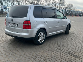 Volkswagen Touran foto 2