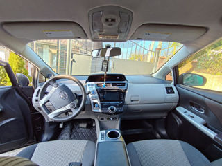 Toyota Prius v foto 6