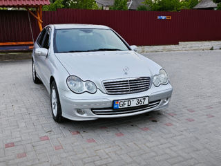 Mercedes C-Class foto 2