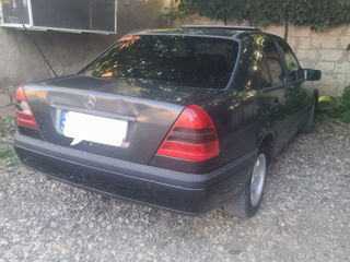 Mercedes C-Class foto 2