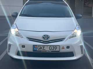 Toyota Prius v foto 2