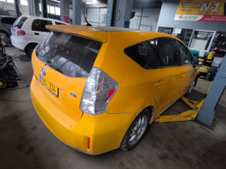 Toyota Prius v foto 3