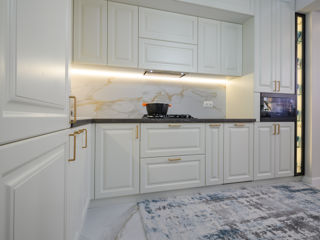 Bucătărie albă frezată în stil neoclasic foto 2