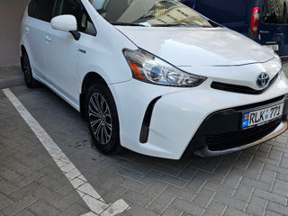 Toyota Prius v foto 2