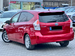 Toyota Prius v foto 5