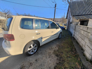 Volkswagen Touran foto 2