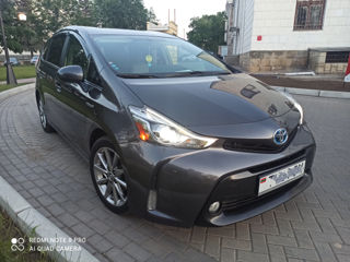 Toyota Prius v foto 1