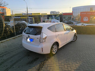 Toyota Prius v foto 2