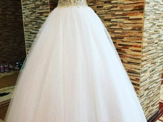 Rochie de mireasa se regleaza.