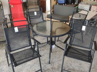 Set masă cu 4 scaune pliabile și umbrelă la ofertă