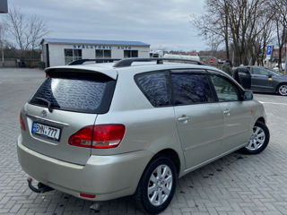 Toyota Avensis Verso foto 8