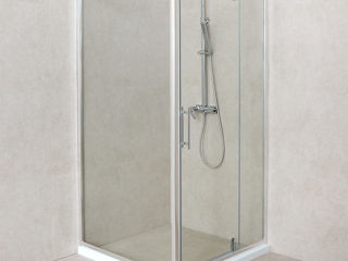 Cabină de duș  cu ușă din sticlă practică
