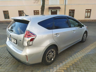 Toyota Prius v foto 4