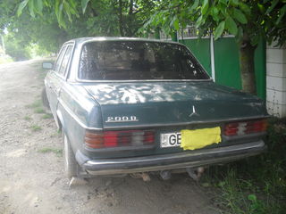 Mercedes Series (W123) foto 4