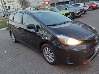 Toyota Prius v foto 9