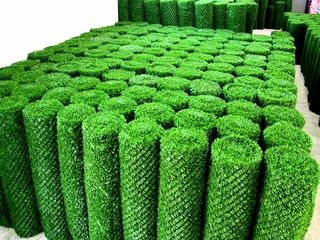 Gard verde de plasa metalica cu frunze artificiale.