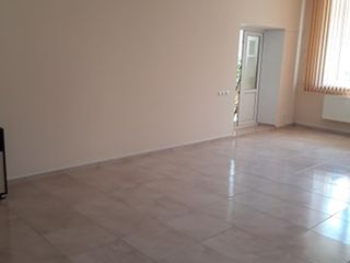 Se oferă spre chirie spațiu comercial amplasat pe str. Independentei 74. or Edinet  cu 55 m2 foto 2