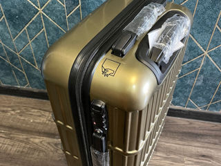 Новый чемодан с защитным покрытием  в упаковке