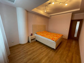 Apartament cu 3 camere, 130 m², Centru, Chișinău foto 3