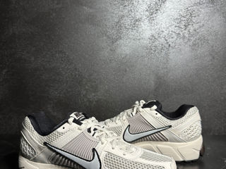 Nike Zoom Vomero 5 White and Grey foto 2