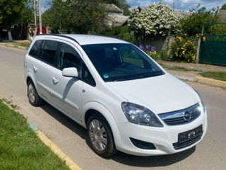 Opel Zafira фото 1