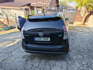 Toyota Prius v foto 5