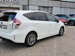 Toyota Prius v foto 3