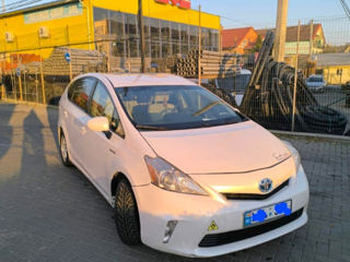 Toyota Prius v foto 8