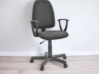 Scaun de birou cu design ergonomic pe roți