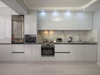 Bucătărie modernă alb lucioasă marca Rimobel foto 7