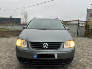 Volkswagen Touran foto 2