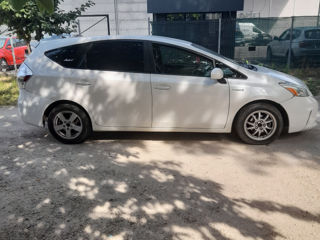 Toyota Prius v foto 3