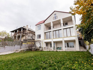 Casă spre vânzare cu 8 camere, 400 m2 în Suburbie, Codru